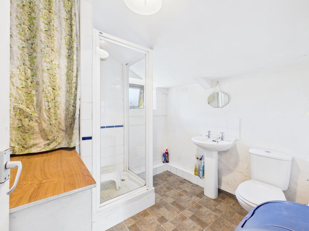 Lot: 74 - TWO-BEDROOM COTTAGE FOR UPDATING - Shower room